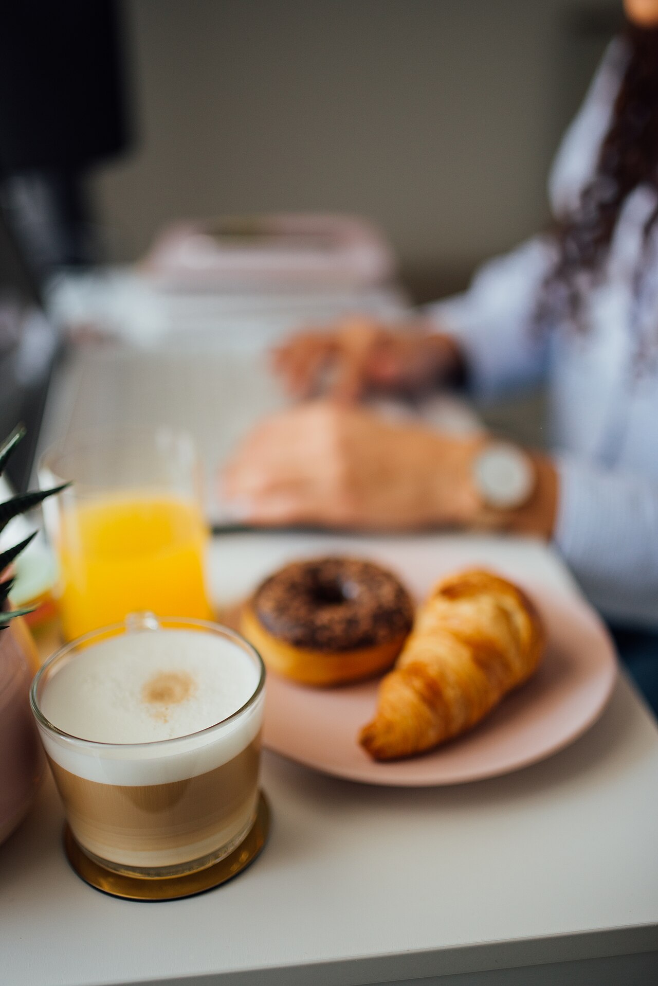 コーヒーとパンが並ぶ朝食のテーブル