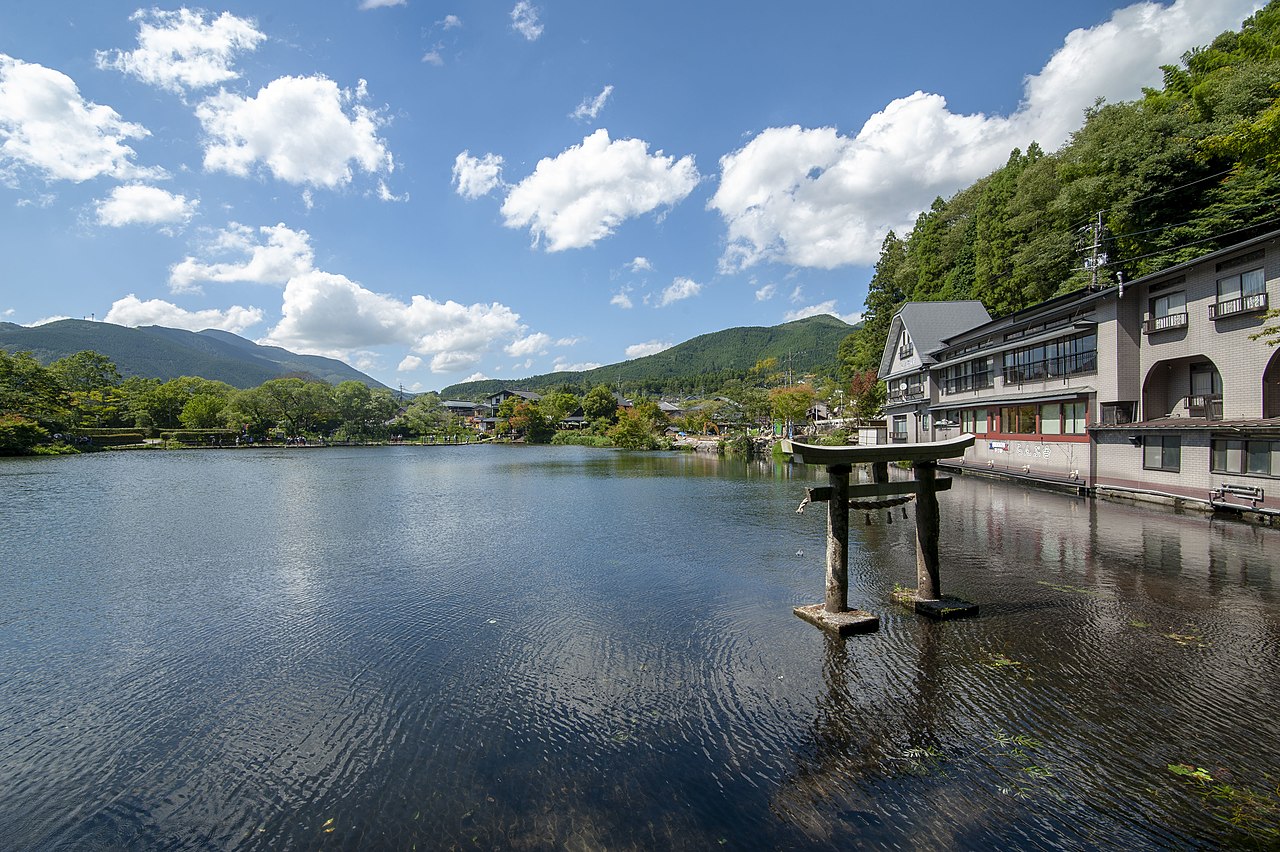 九州の温泉地にある静かな湖の風景