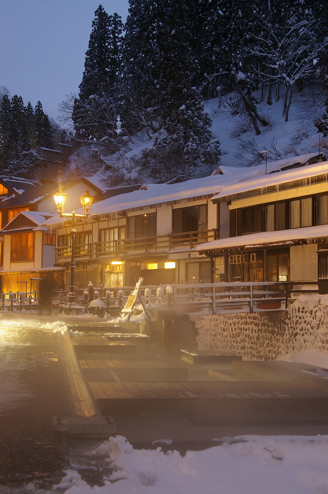 雪に包まれた東北の温泉街の風景