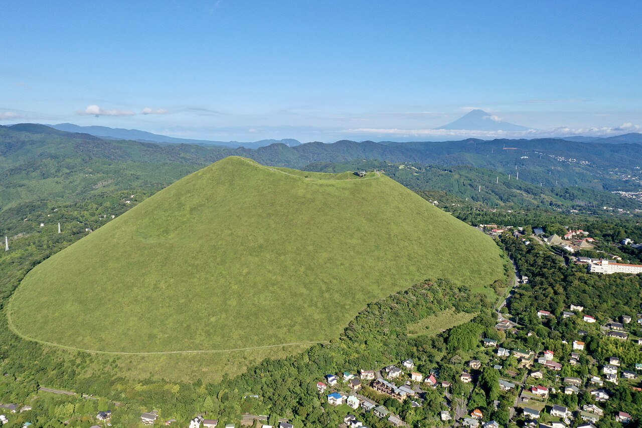 大室山と富士山の眺め